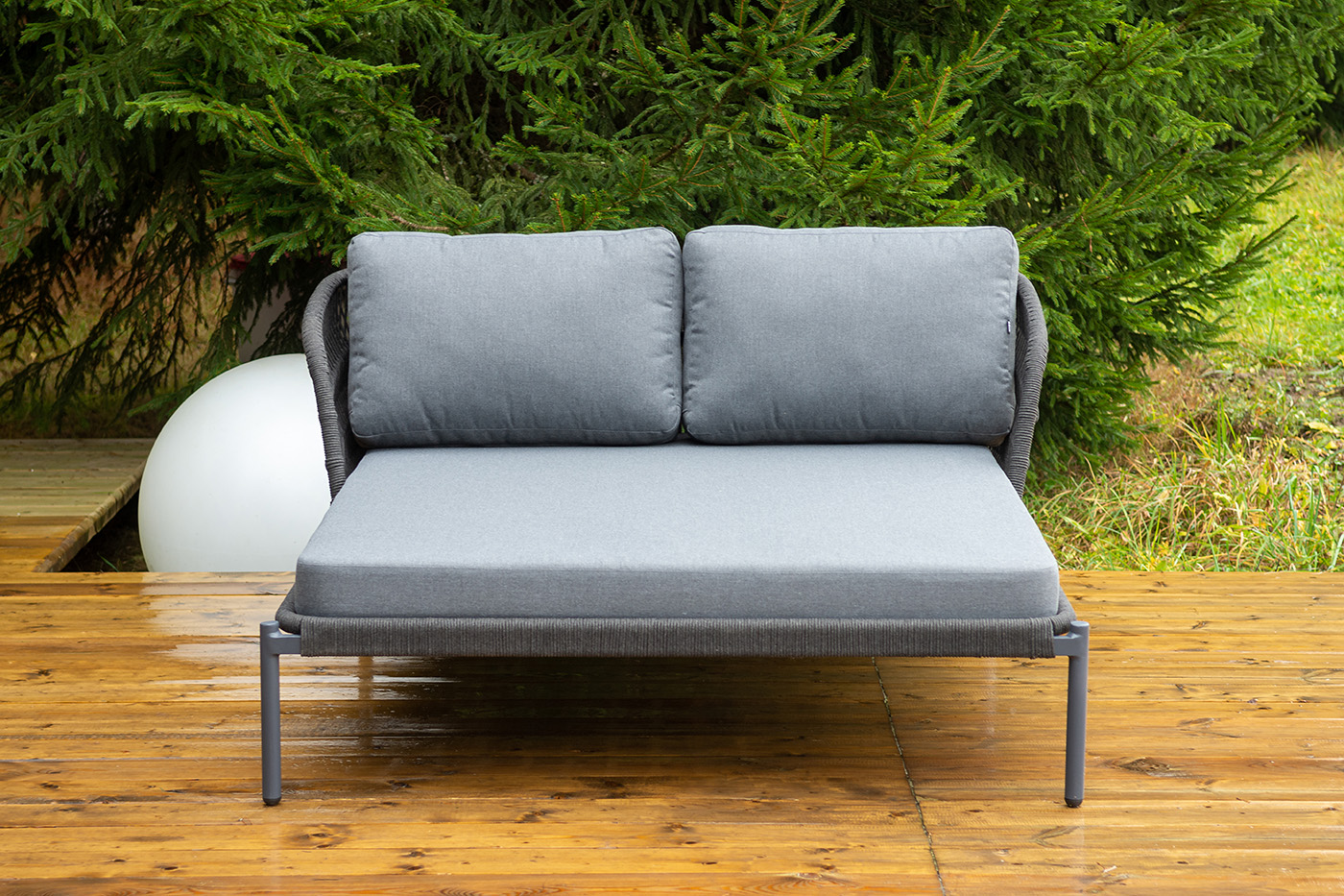 фото "позитано" лежак плетеный из роупа, каркас алюминий темно-серый (ral7024) муар, роуп темно-серый круглый, ткань темно-серая 027