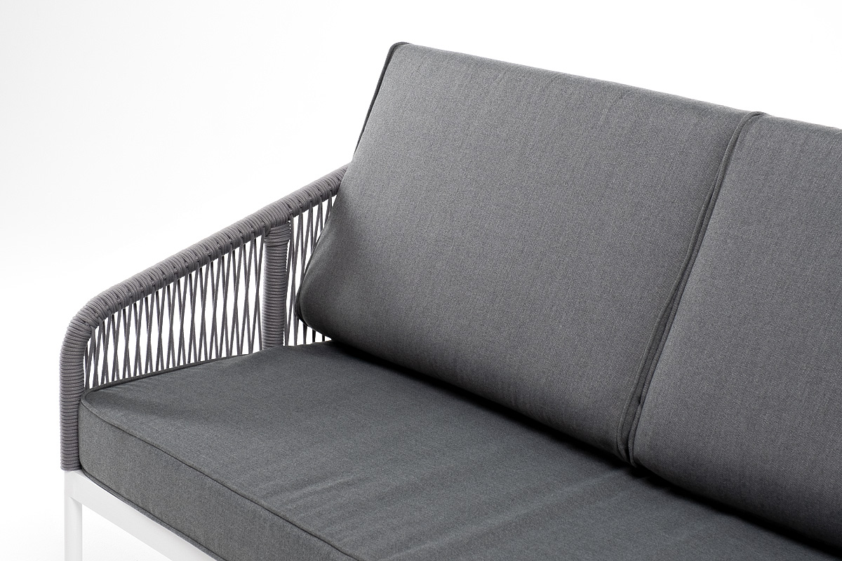 фото "канны" диван 3-местный плетеный из роупа, каркас алюминий белый муар, роуп светло-серый круглый, ткань темно-серая 027