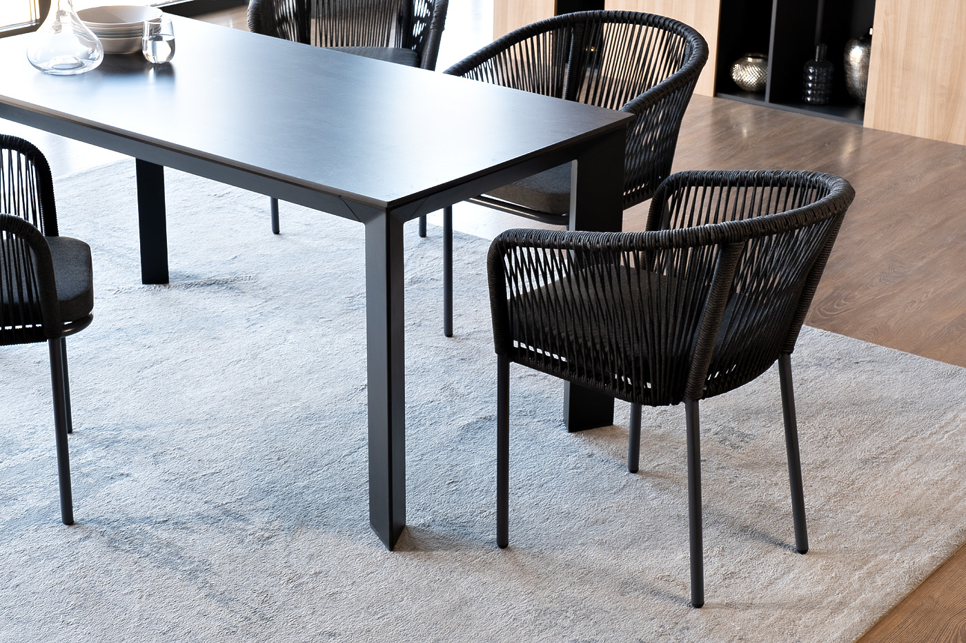 фото "венето" обеденная группа на 4 персоны со стульями "марсель", каркас темно-серый, роуп темно-серый