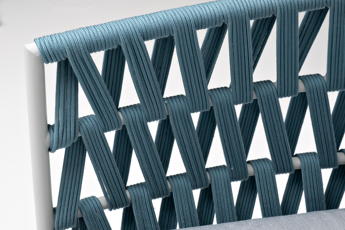 фото "диего" диван 2-местный плетеный из роупа, каркас алюминий светло-серый (ral7035) муар, роуп бирюзовый круглый, ткань светло-серая