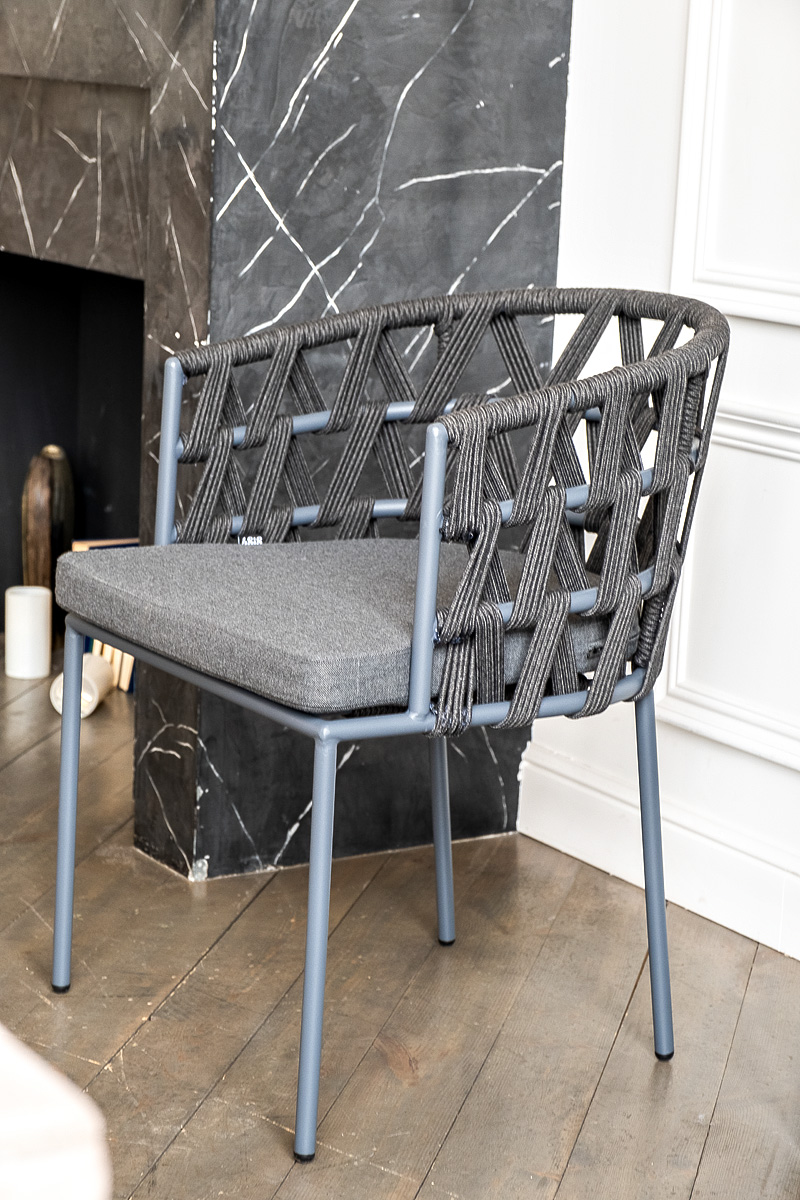 фото "диего" стул плетеный из роупа, каркас из стали серый (ral7022) муар, роуп темно-серый круглый, ткань темно-серая 027