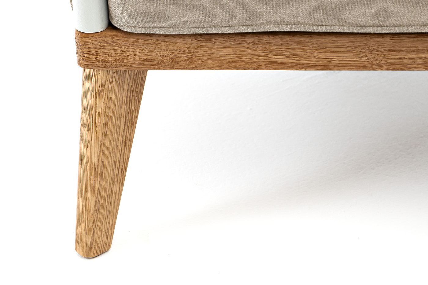 фото "касабланка" кресло плетеное из роупа, основание дуб, каркас алюминий светло-серый (ral7035) муар, роуп серо-коричневый 23мм, ткань бежевая 15052