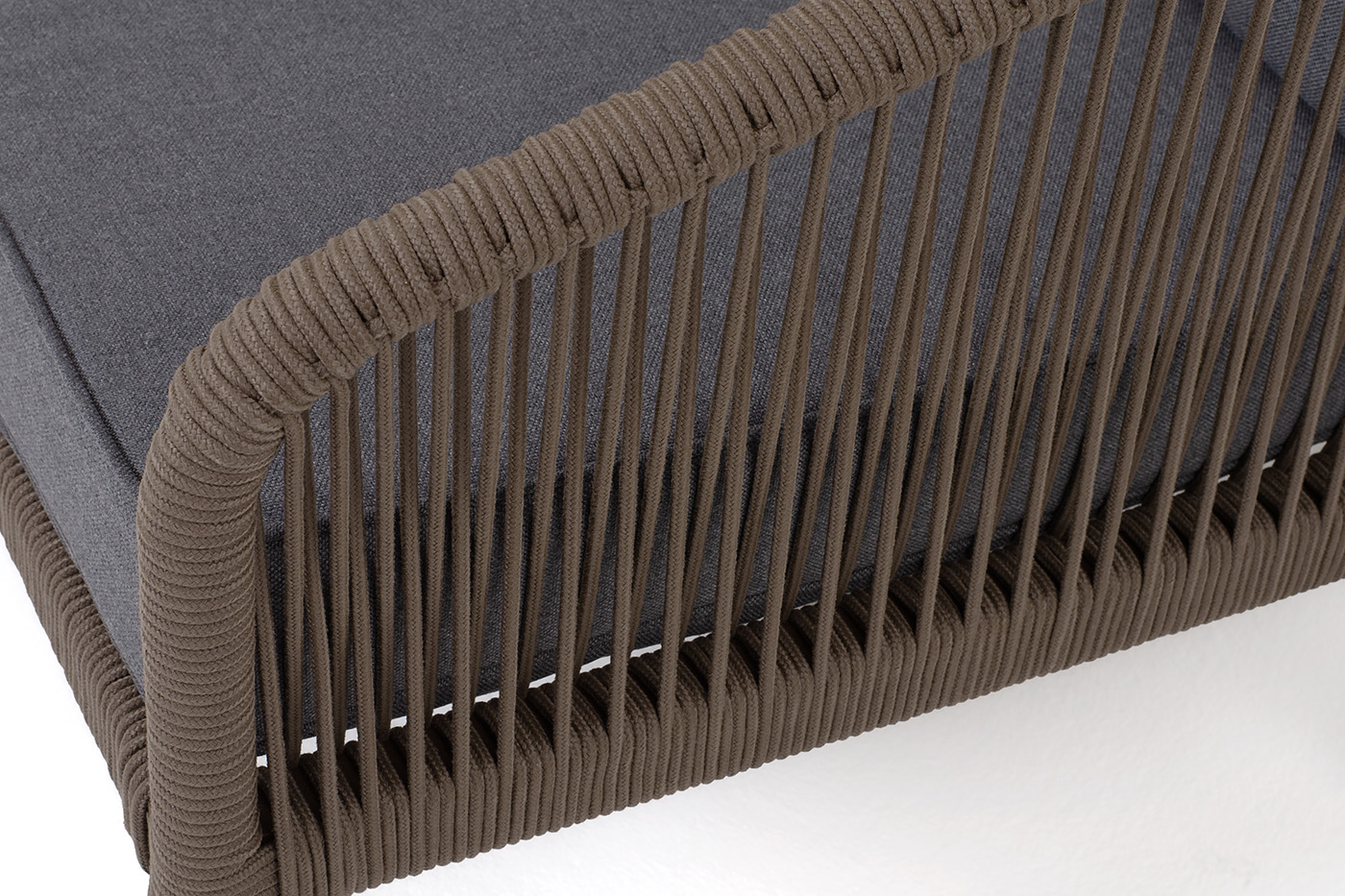 фото "канны" диван 3-местный плетеный из роупа, каркас алюминий темно-серый (ral7024) шагрень, роуп темно-серый круглый, ткань темно-серая 019