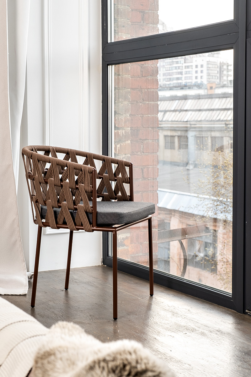 фото "диего" стул плетеный из роупа, каркас из стали коричневый (ral8016) муар, роуп коричневый круглый, ткань серая