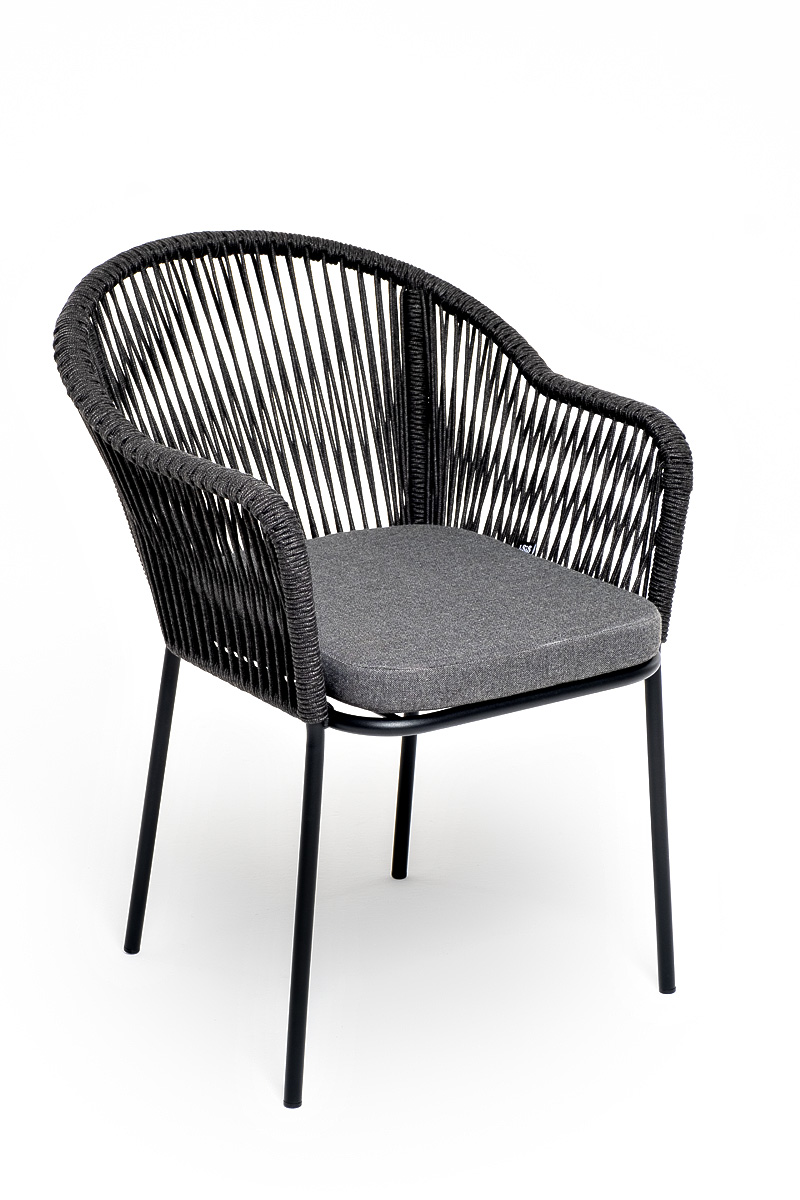 фото "лион" стул плетеный из роупа, каркас из стали темно-серый (ral7024) муар, роуп темно-серый круглый, ткань темно-серая 027