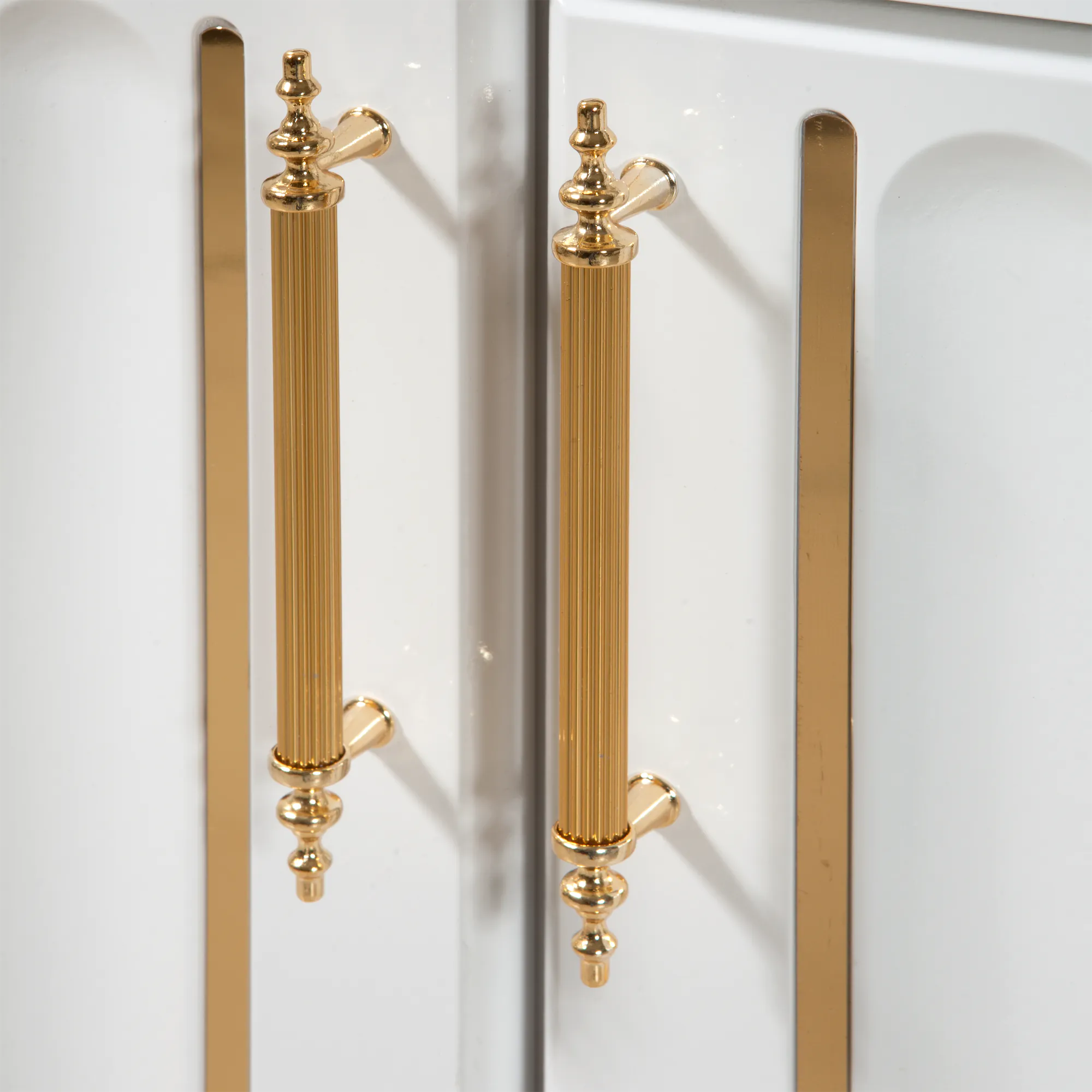 фото шкаф-витрина 2-х дв. стамбул