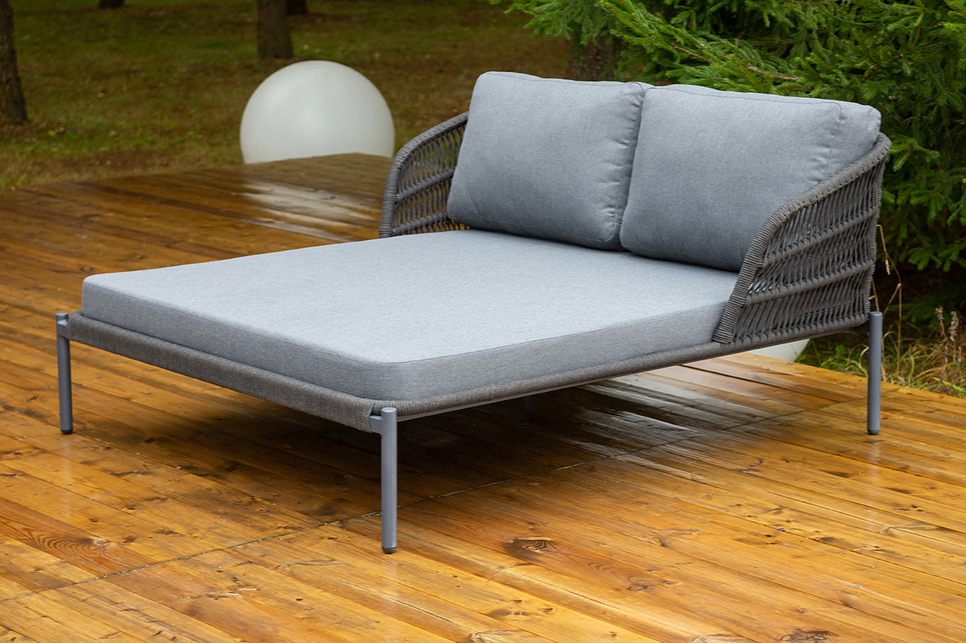 фото "позитано" лежак плетеный из роупа, каркас алюминий темно-серый (ral7024) муар, роуп темно-серый круглый, ткань темно-серая 027