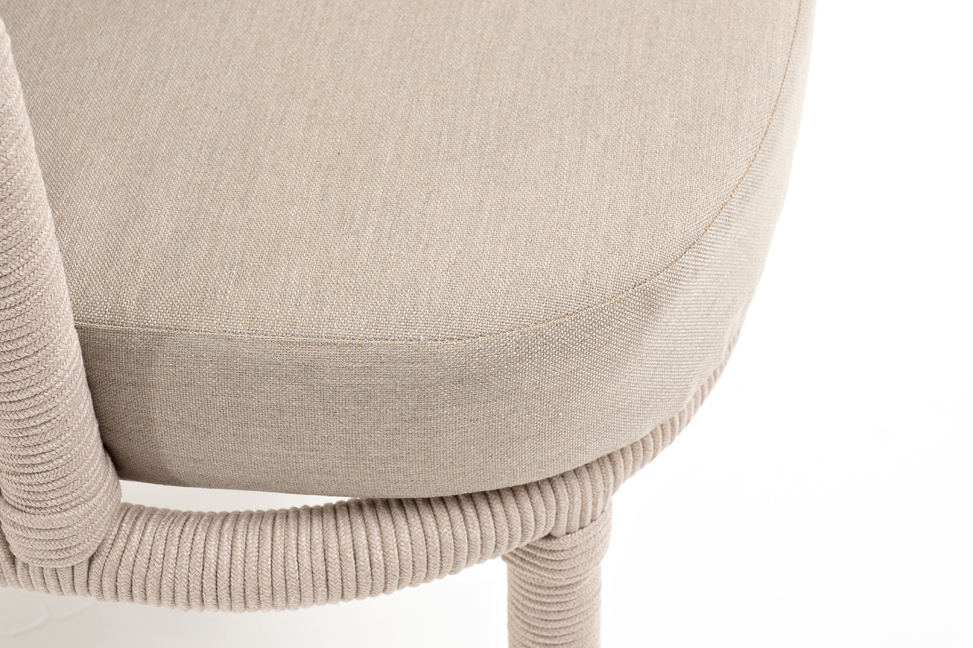 "Верона" кресло плетеное из роупа, каркас алюминий белый муар, роуп бежевый круглый, ткань бежевая 052 фото "верона" кресло плетеное из роупа, каркас алюминий белый муар, роуп бежевый круглый, ткань бежевая 052
