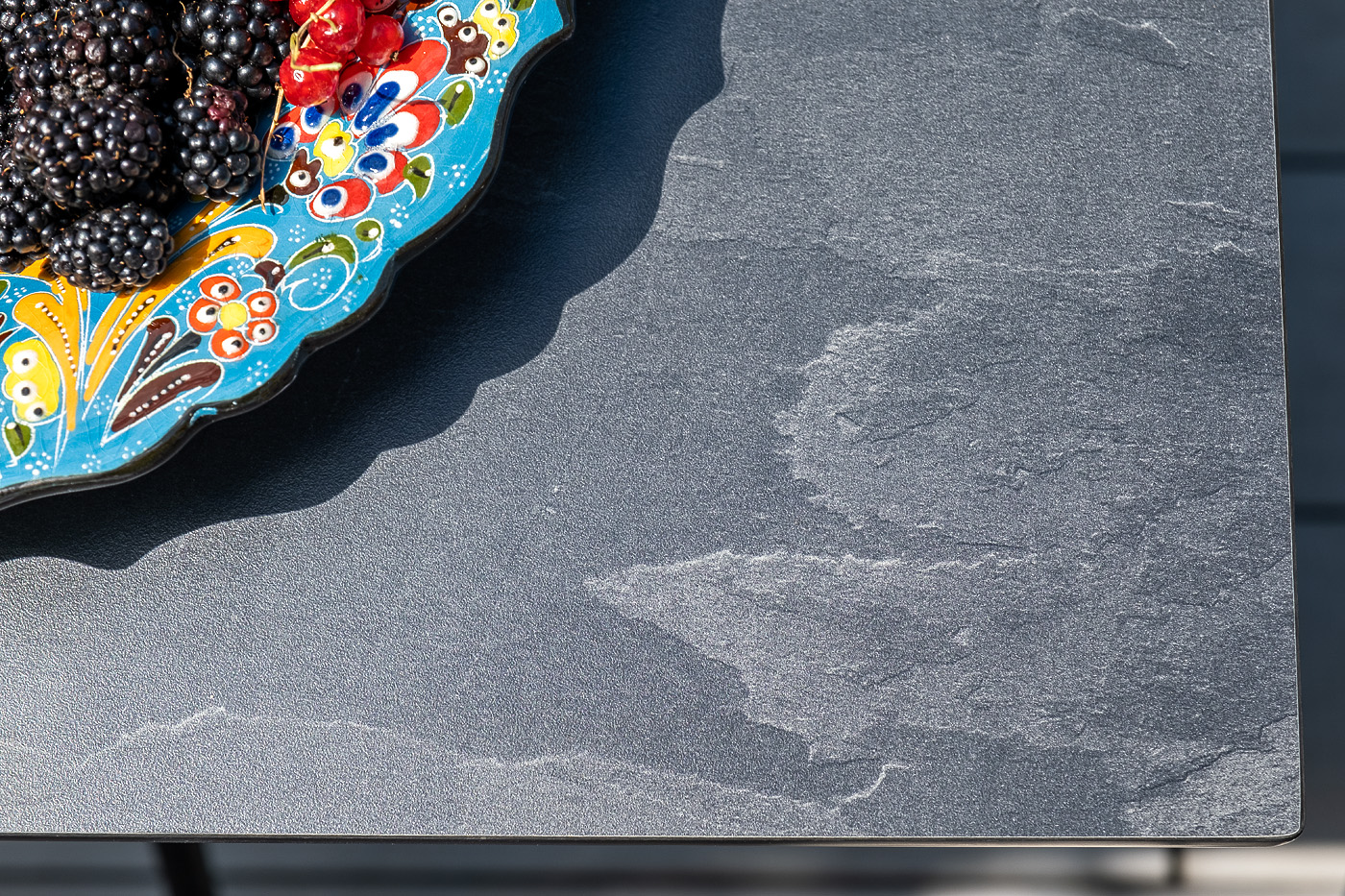 фото "конте" интерьерный стол из hpl 70x70см, цвет "серый гранит"