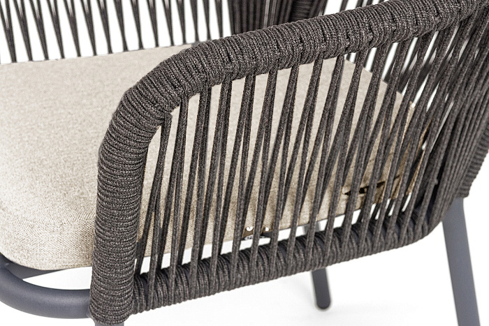 фото "лион" стул плетеный из роупа, каркас алюминий темно-серый (ral7024) муар, роуп темно-серый круглый, ткань бежевая 052