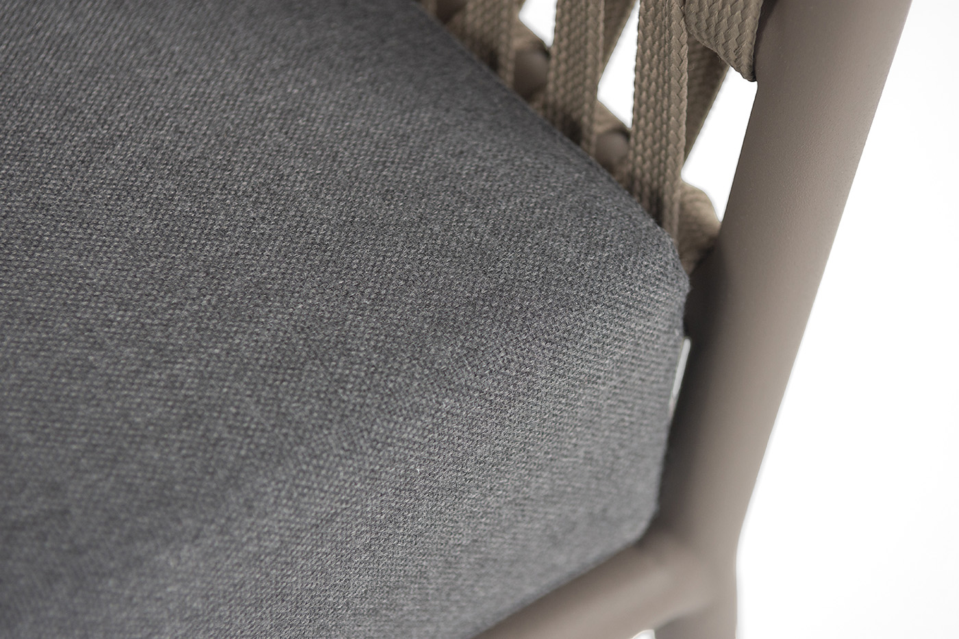 фото "комо" диван 2-местный плетеный из роупа, каркас алюминий бежево-серый (ral7006) муар, роуп серо-коричневый 23мм, ткань темно-серая 027