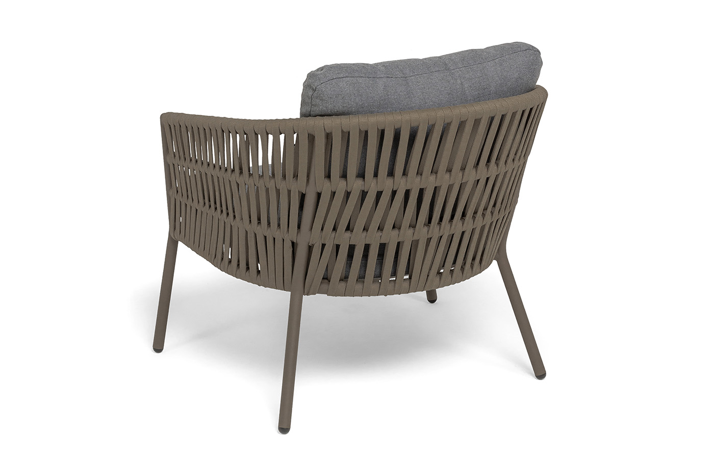 фото "комо" кресло плетеное из роупа, каркас алюминий бежево-серый (ral7006) муар, роуп серо-коричневый 23мм, ткань темно-серая 027