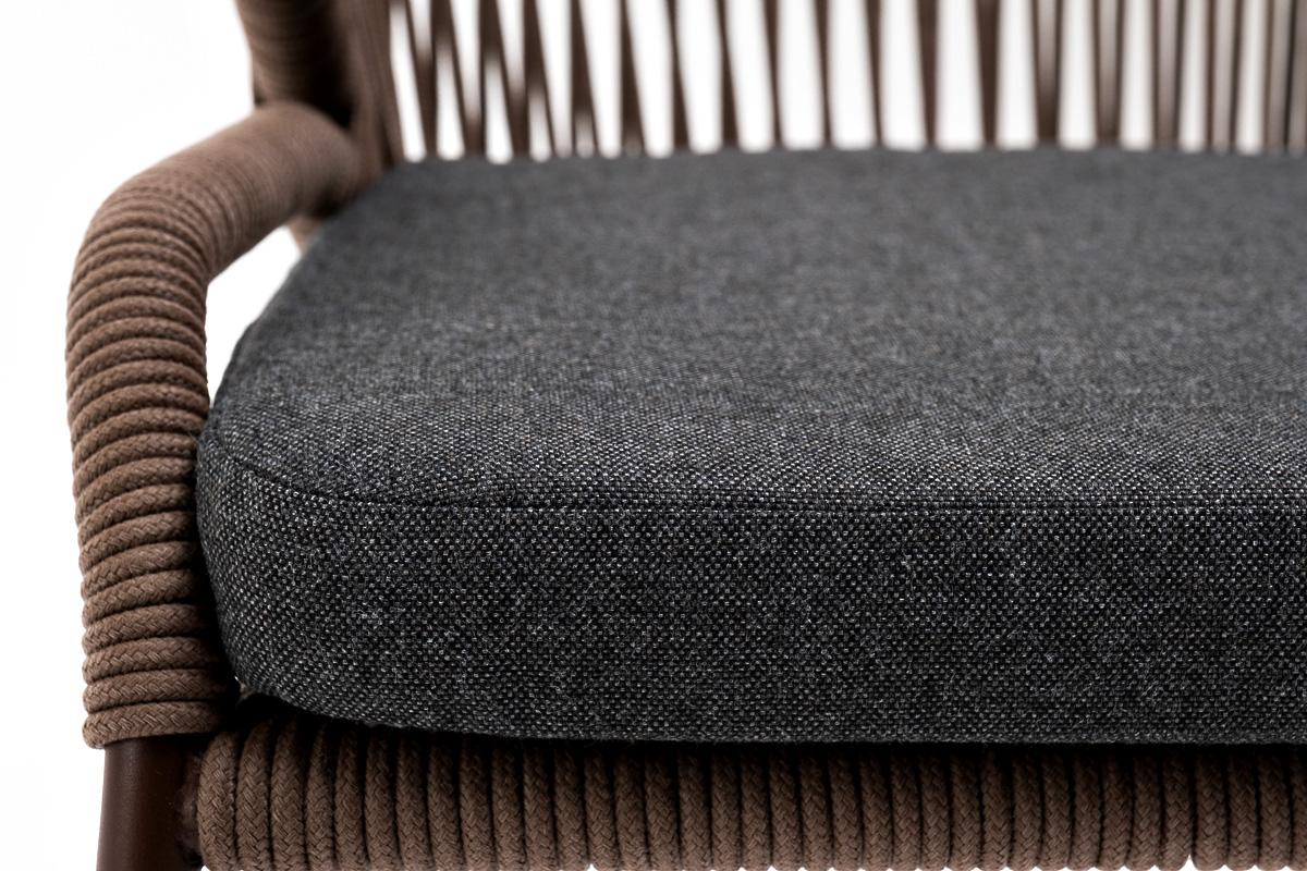 фото "милан" стул плетеный из роупа, каркас алюминий коричневый (ral8016) муар, роуп коричневый круглый, ткань темно-серая 027