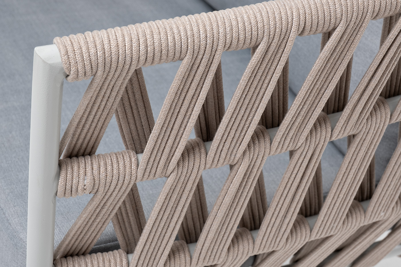 фото "диего" кресло плетеное из роупа, каркас алюминий светло-серый (ral7035) муар, роуп бежевый круглый, ткань светло-серая