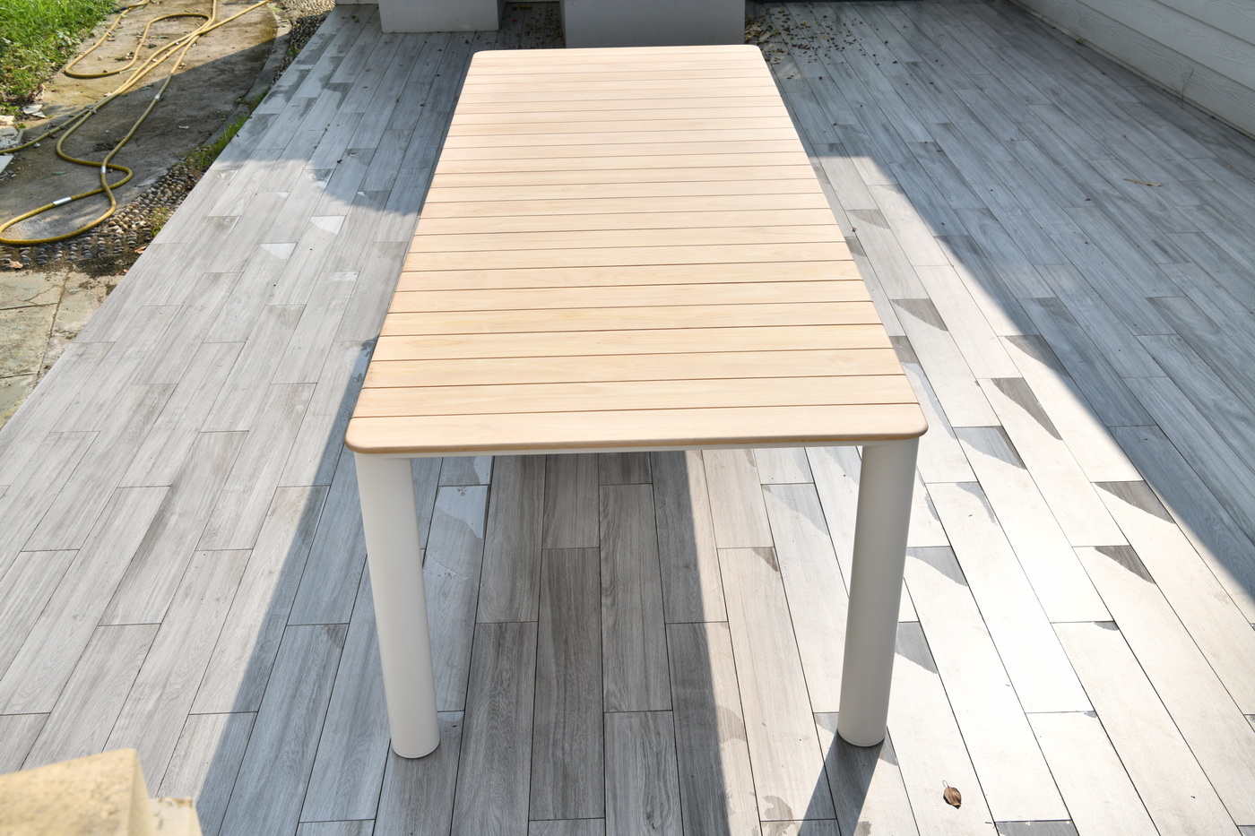 фото "прага" обеденный стол с тиковой столешницей и алюминиевым каркасом