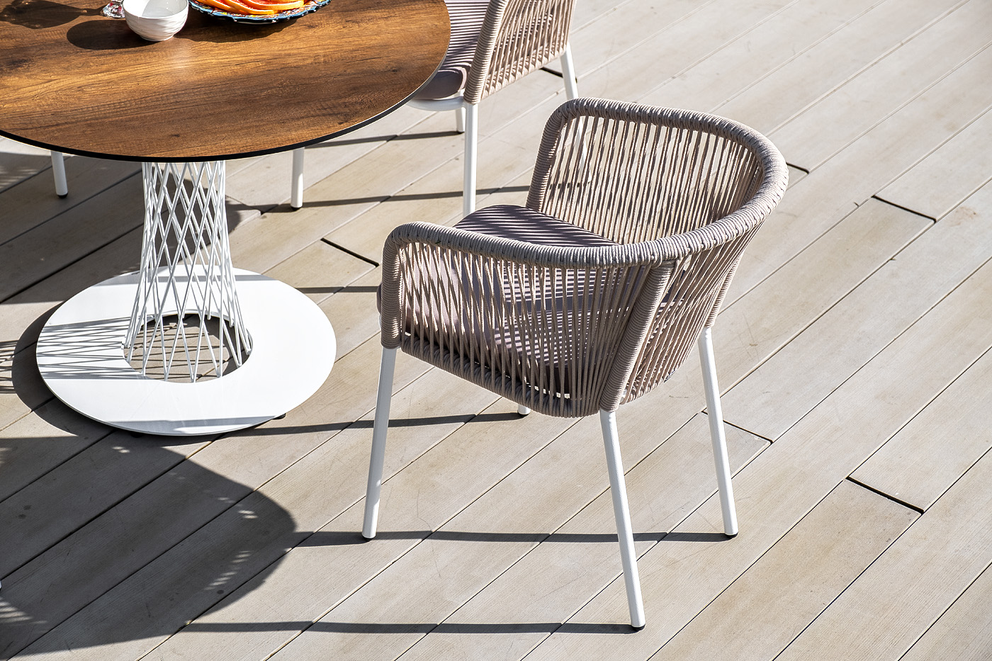 фото "марсель" стул плетеный из роупа, каркас алюминий белый муар, роуп бежевый круглый, ткань бежевая 15052