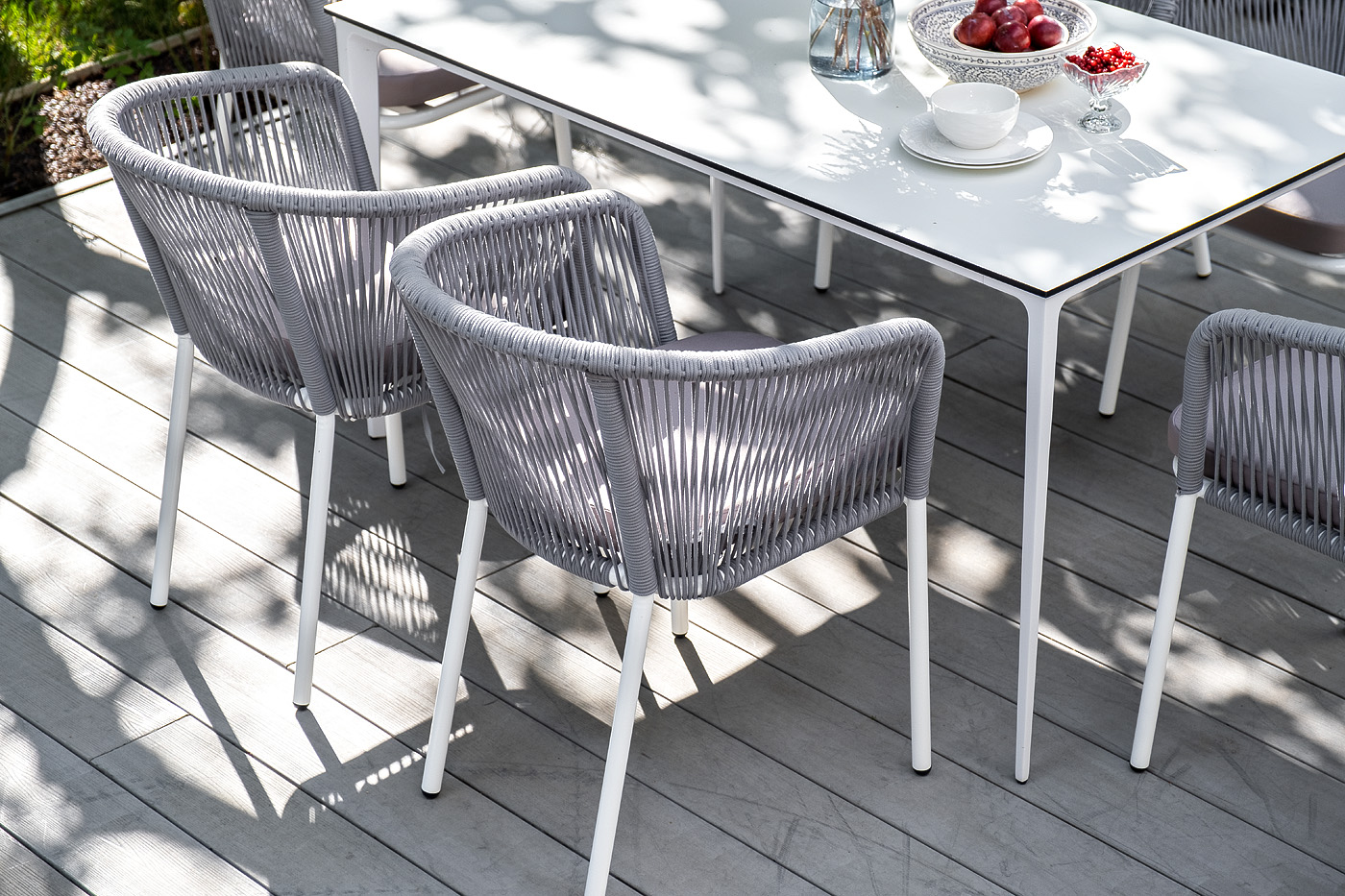 фото "малага" обеденная группа на 6 персон со стульями "марсель", каркас белый, роуп светло-серый