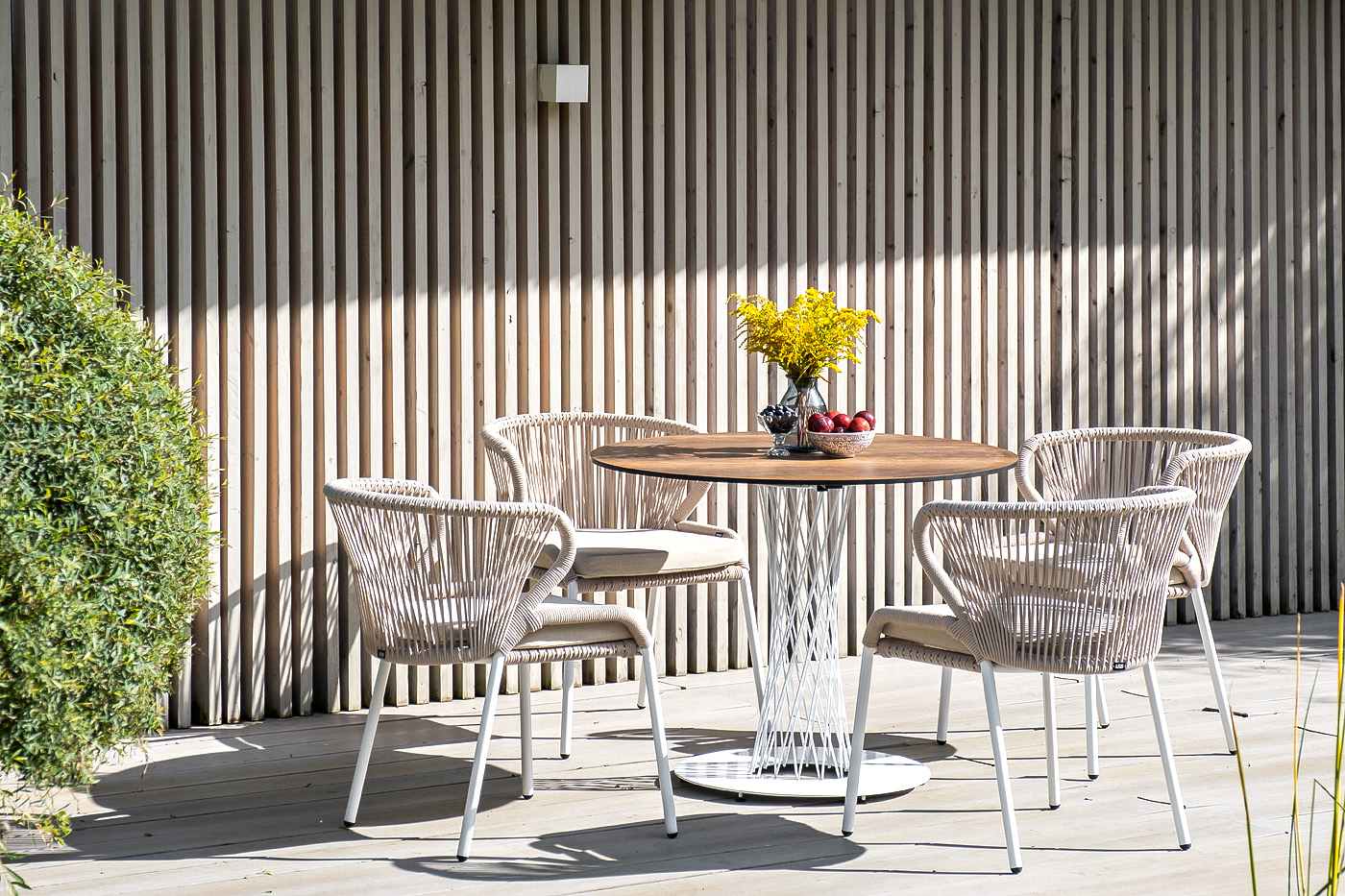 фото "диего" обеденный стол из hpl круглый ø100см, цвет "дуб", каркас белый