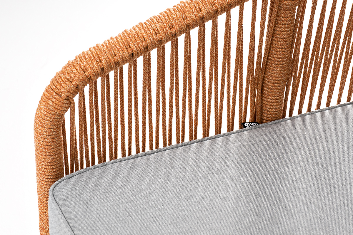 фото "канны" диван 2-местный плетеный из роупа, каркас алюминий светло-серый (ral7035) муар, роуп оранжевый меланж круглый, ткань светло-серая