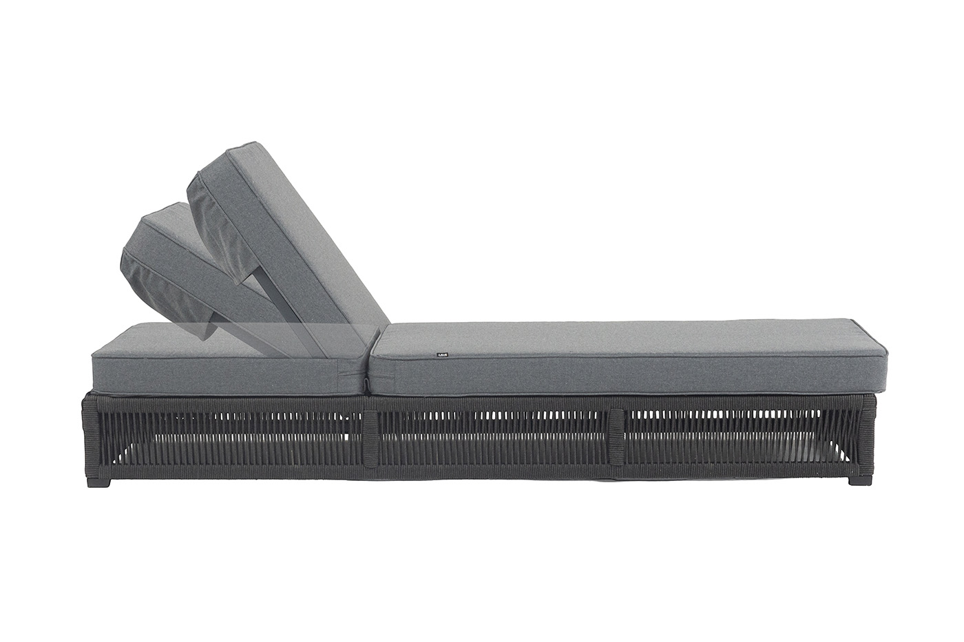 фото "ривьера" шезлонг плетеный из роупа, каркас алюминий темно-серый (ral7024) муар, роуп темно-серый круглый, ткань темно-серая 027