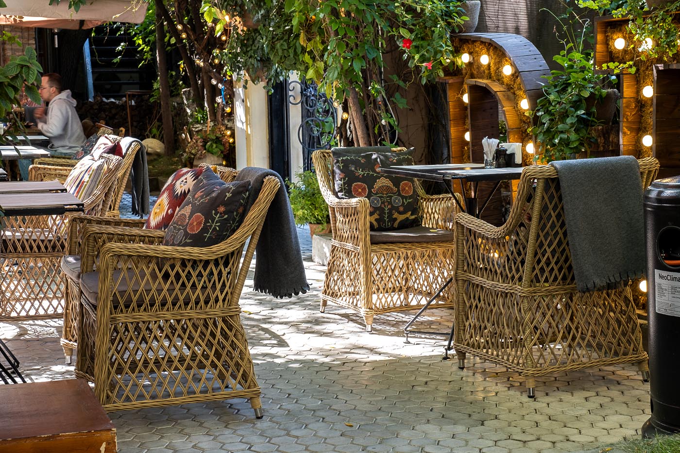 фото "латте" плетеное кресло из искусственного ротанга, цвет соломенный