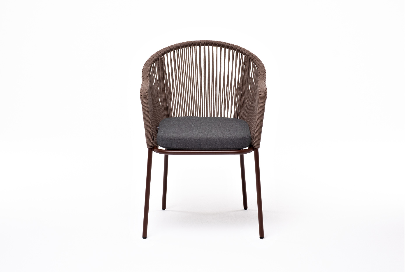 фото "лион" стул плетеный из роупа, каркас из стали коричневый (ral8016) муар, роуп коричневый круглый, ткань бежевая