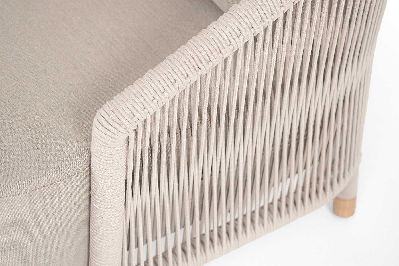 фото "верона" кресло плетеное из роупа, каркас алюминий белый муар, роуп бежевый круглый, ткань бежевая 15052