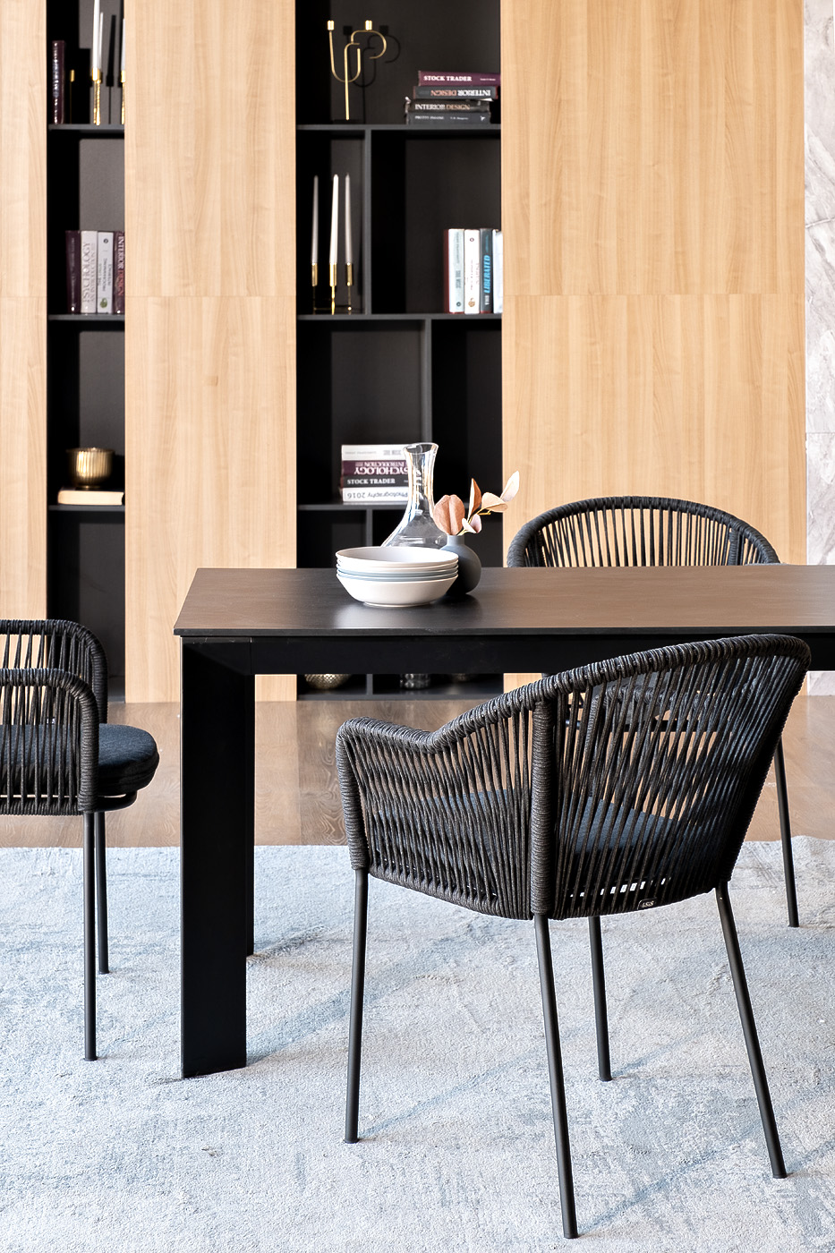 фото "венето" обеденная группа на 4 персоны со стульями "лион", каркас темно-серый, роуп темно-серый