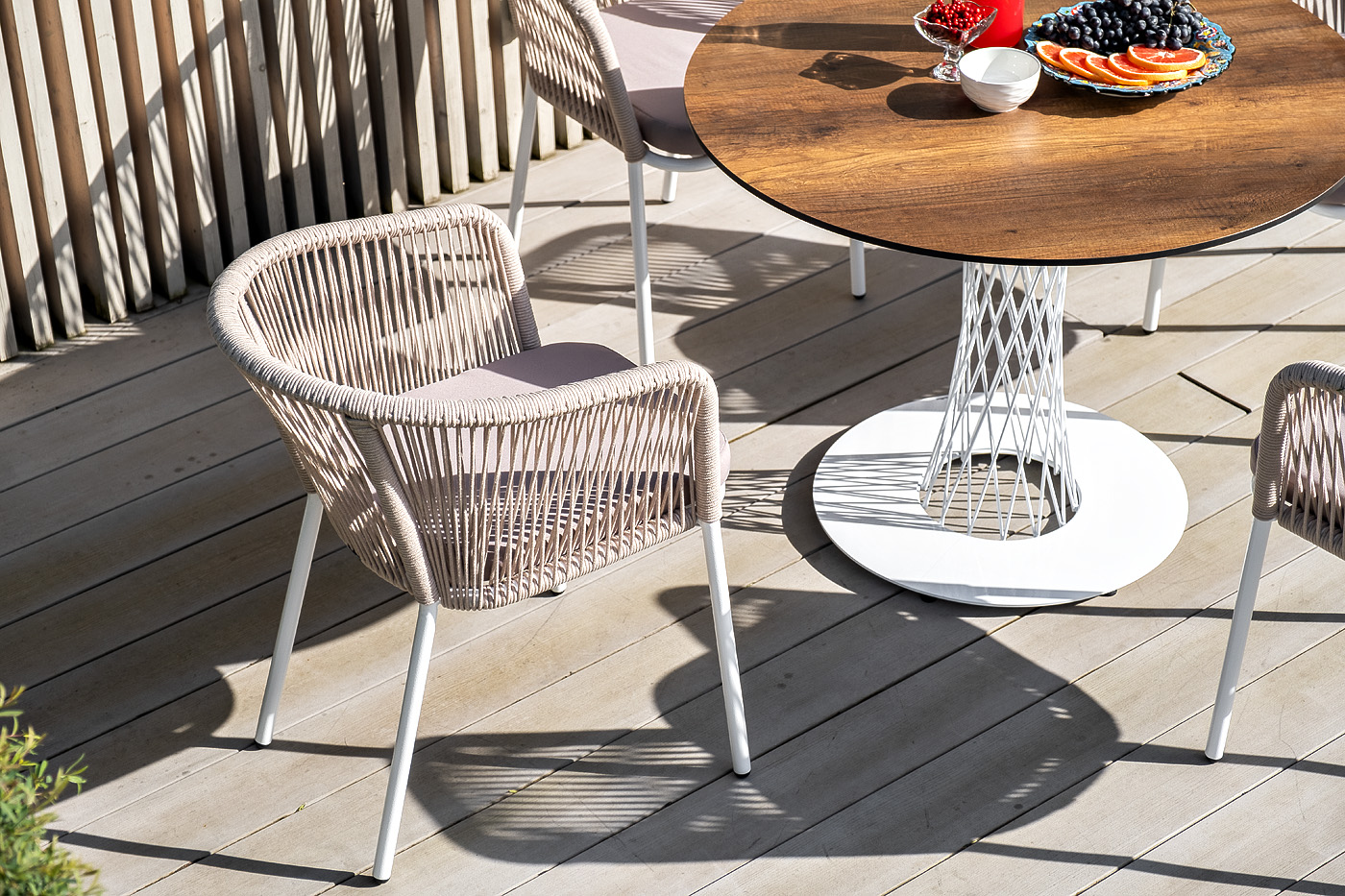 фото "диего" обеденный стол из hpl круглый ø100см, цвет "дуб", каркас белый