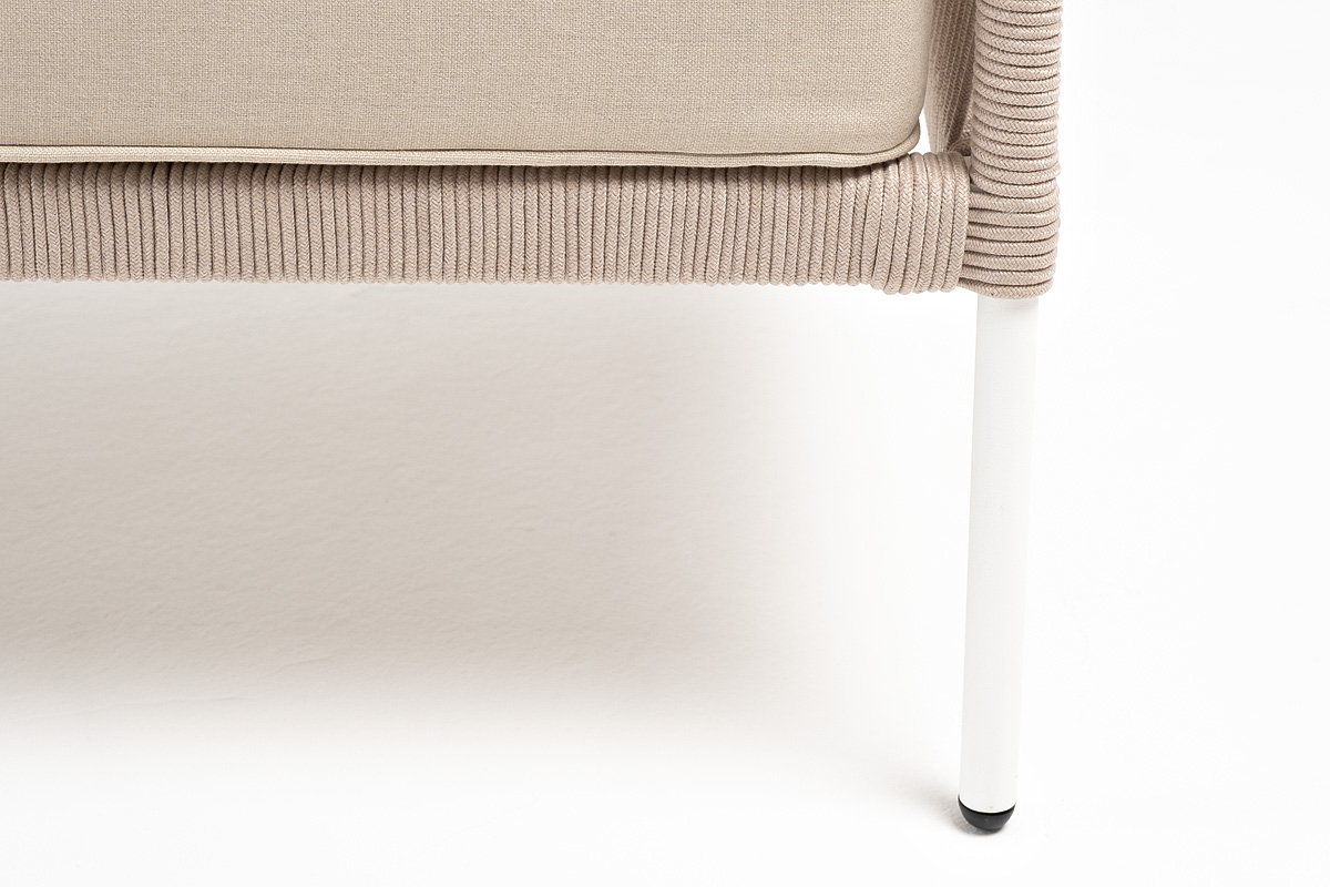 фото "канны" диван 2-местный плетеный из роупа, каркас алюминий белый муар, роуп бежевый круглый, ткань бежевая 15052