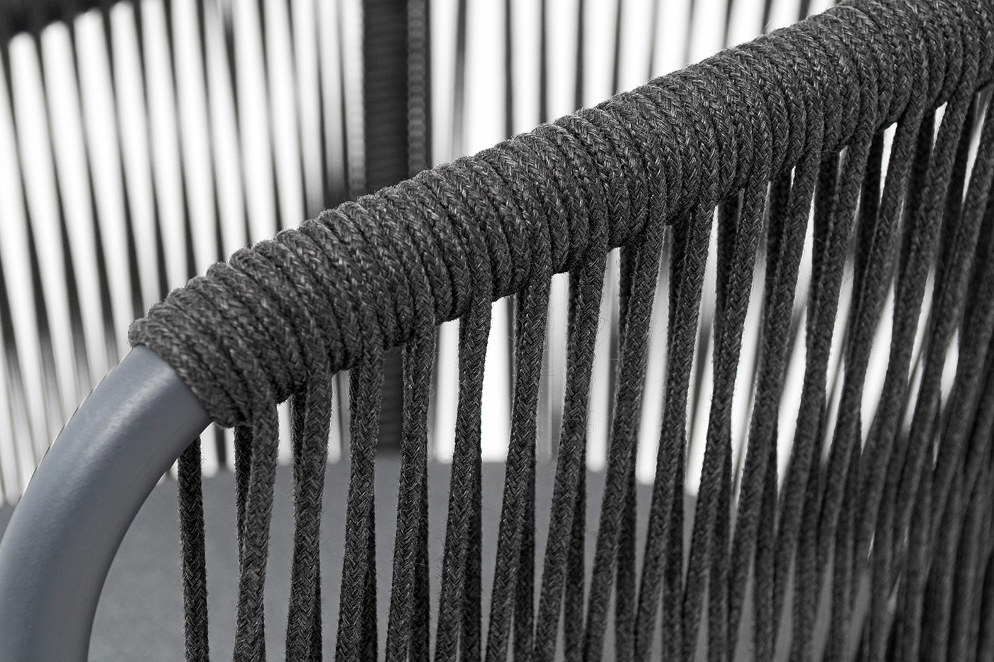 фото "романо" стул плетеный из роупа, каркас алюминий темно-серый (ral7024) муар, роуп темно-серый круглый, ткань темно-серая 027