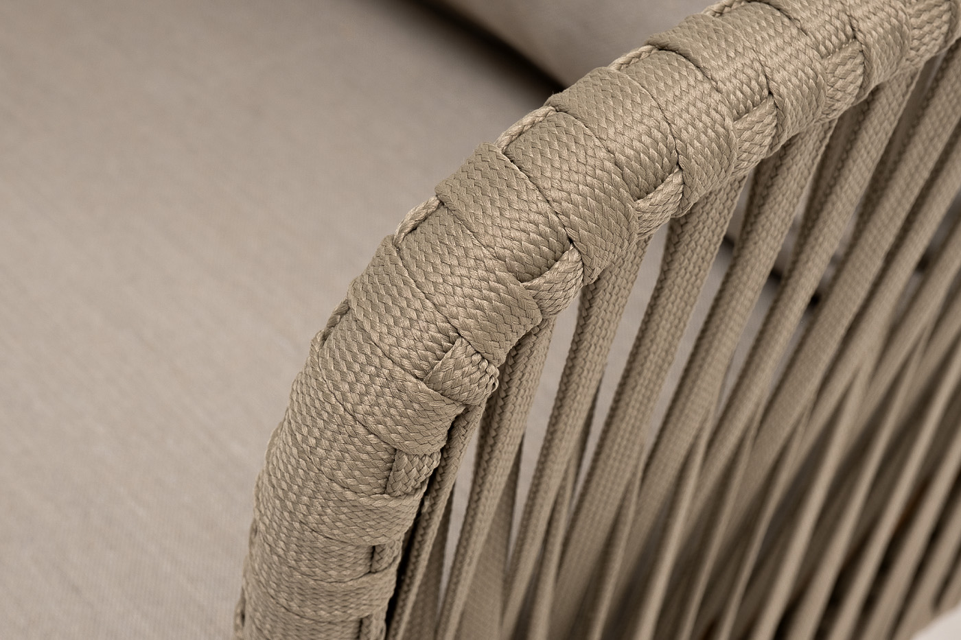 фото "мальорка" кресло плетеное из роупа, основание дуб, роуп серо-коричневый 23мм, ткань бежевая 15052
