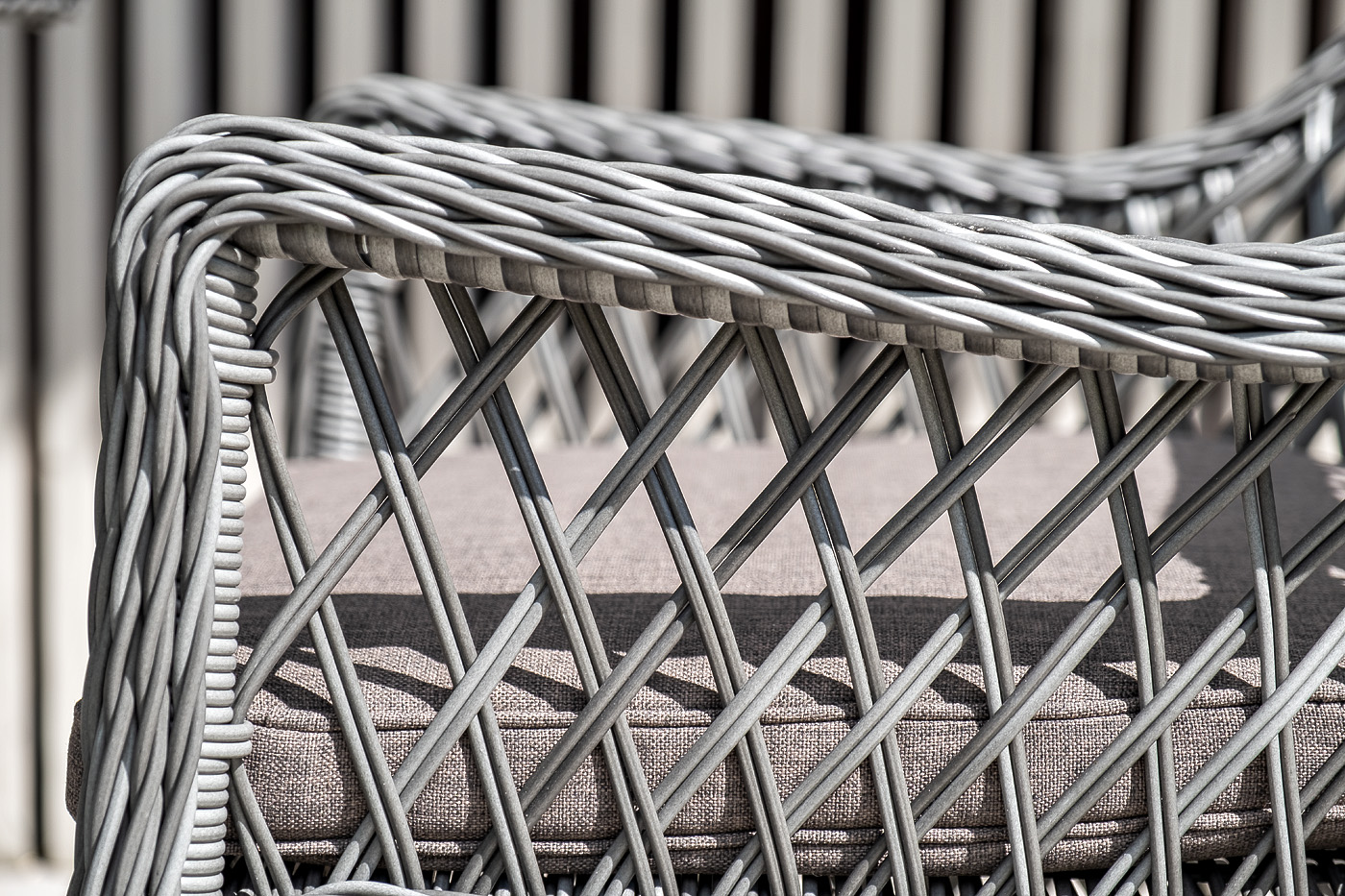 фото "латте" плетеное кресло из искусственного ротанга, цвет графит