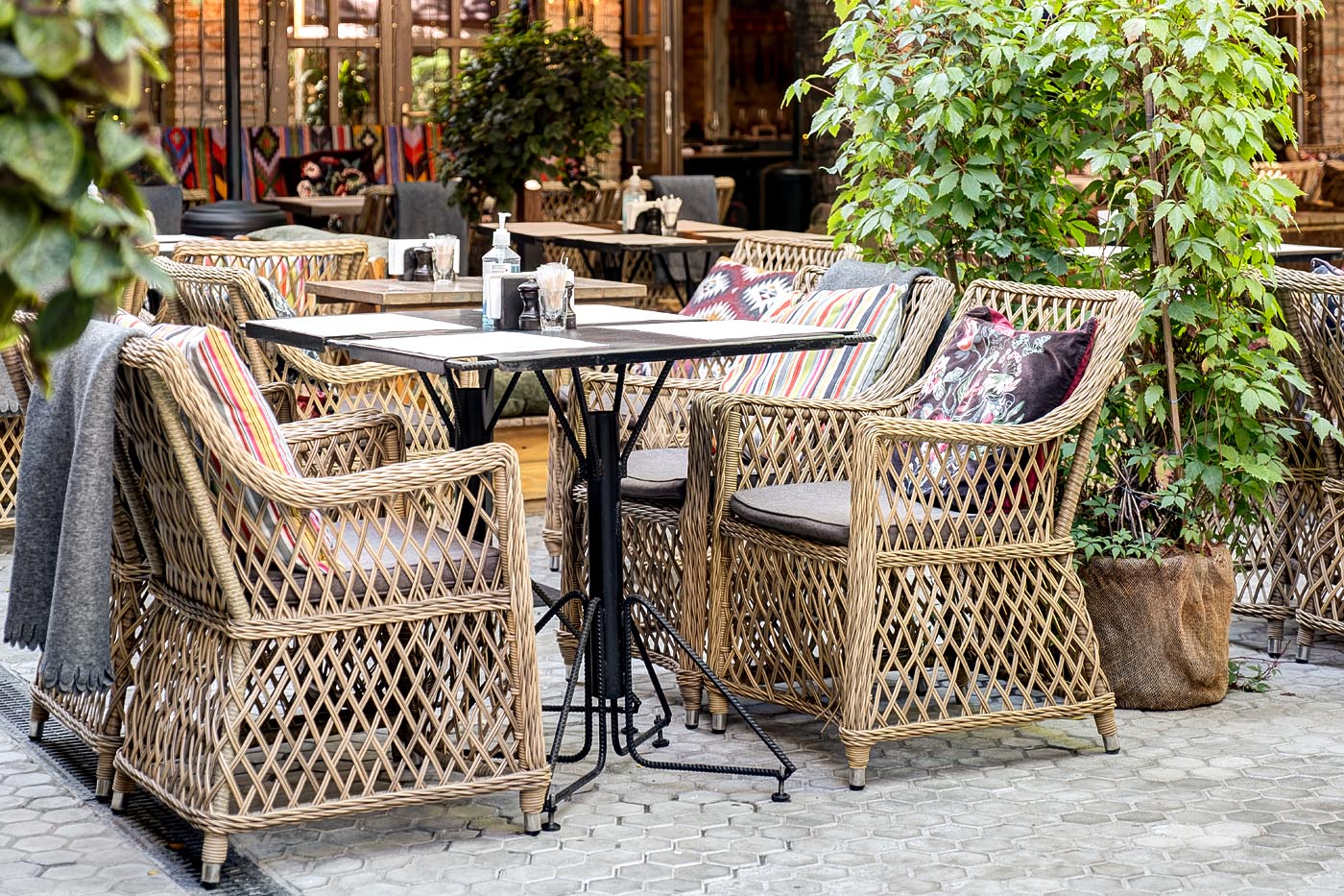 фото "латте" плетеное кресло из искусственного ротанга, цвет соломенный