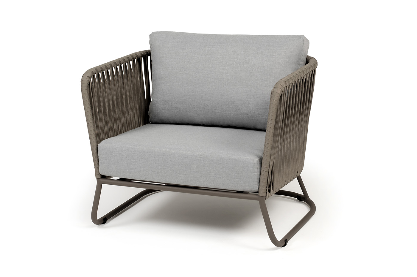 фото "багамы" кресло плетеное из роупа, каркас алюминий бежево-серый (ral7006) муар, роуп серо-коричневый 23мм, ткань светло-серая