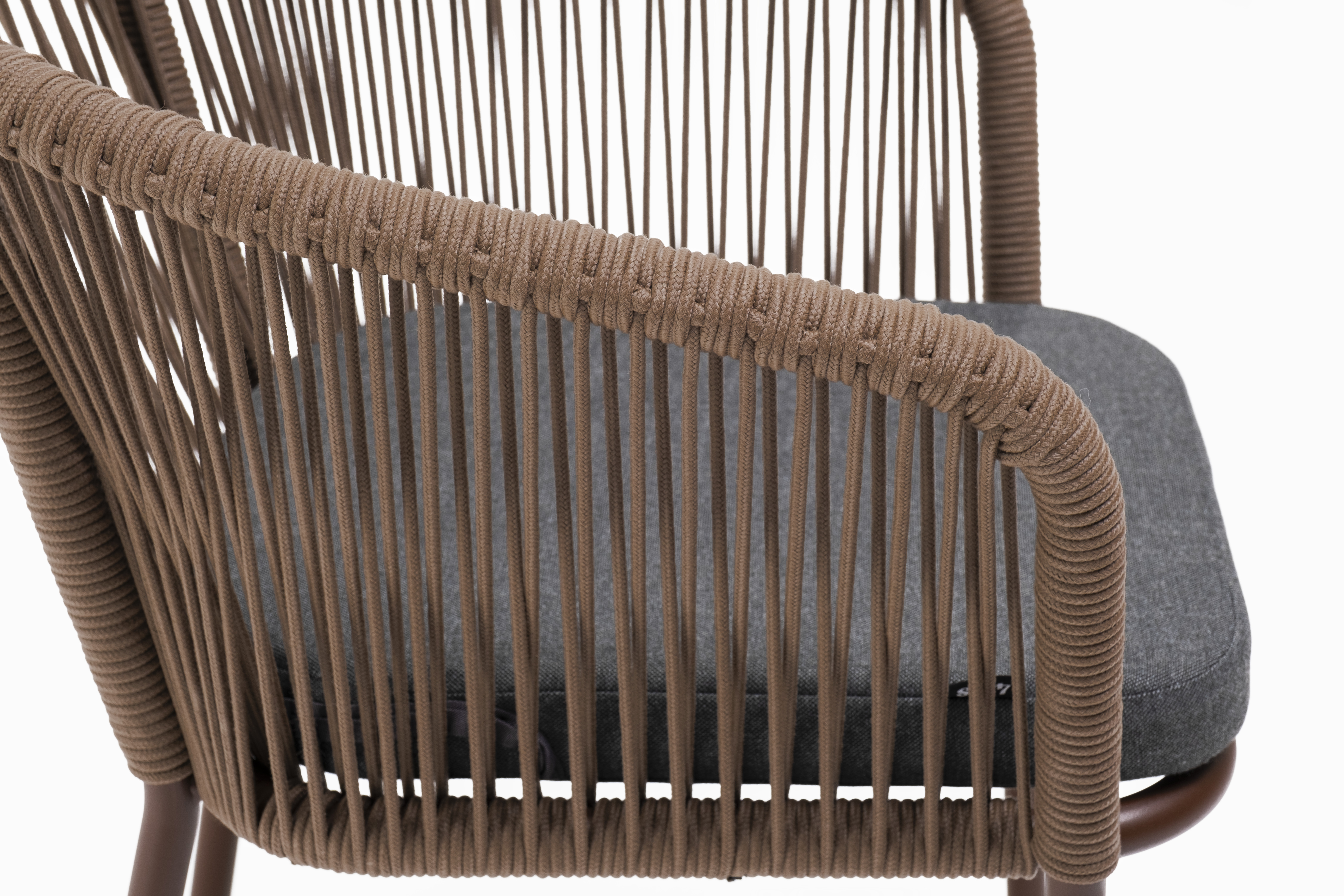 фото "марсель" стул плетеный из роупа, каркас алюминий коричневый (ral8016) муар, роуп коричневый круглый, ткань темно-серая 027