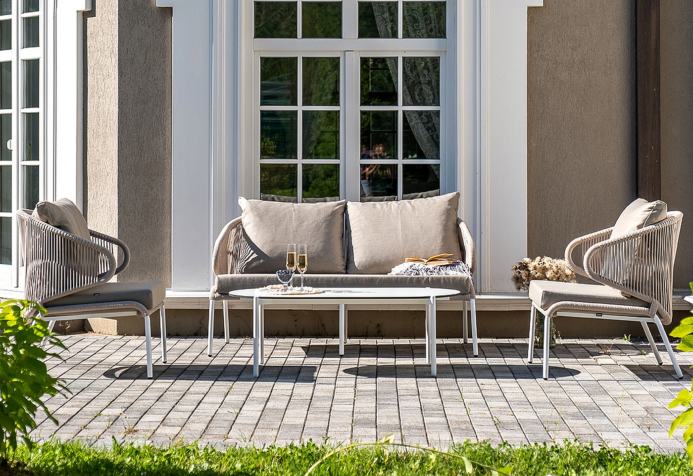 фото "милан" лаунж-зона 4-местная плетеная из роупа (веревки), каркас алюминиевый белый, роуп бежевый