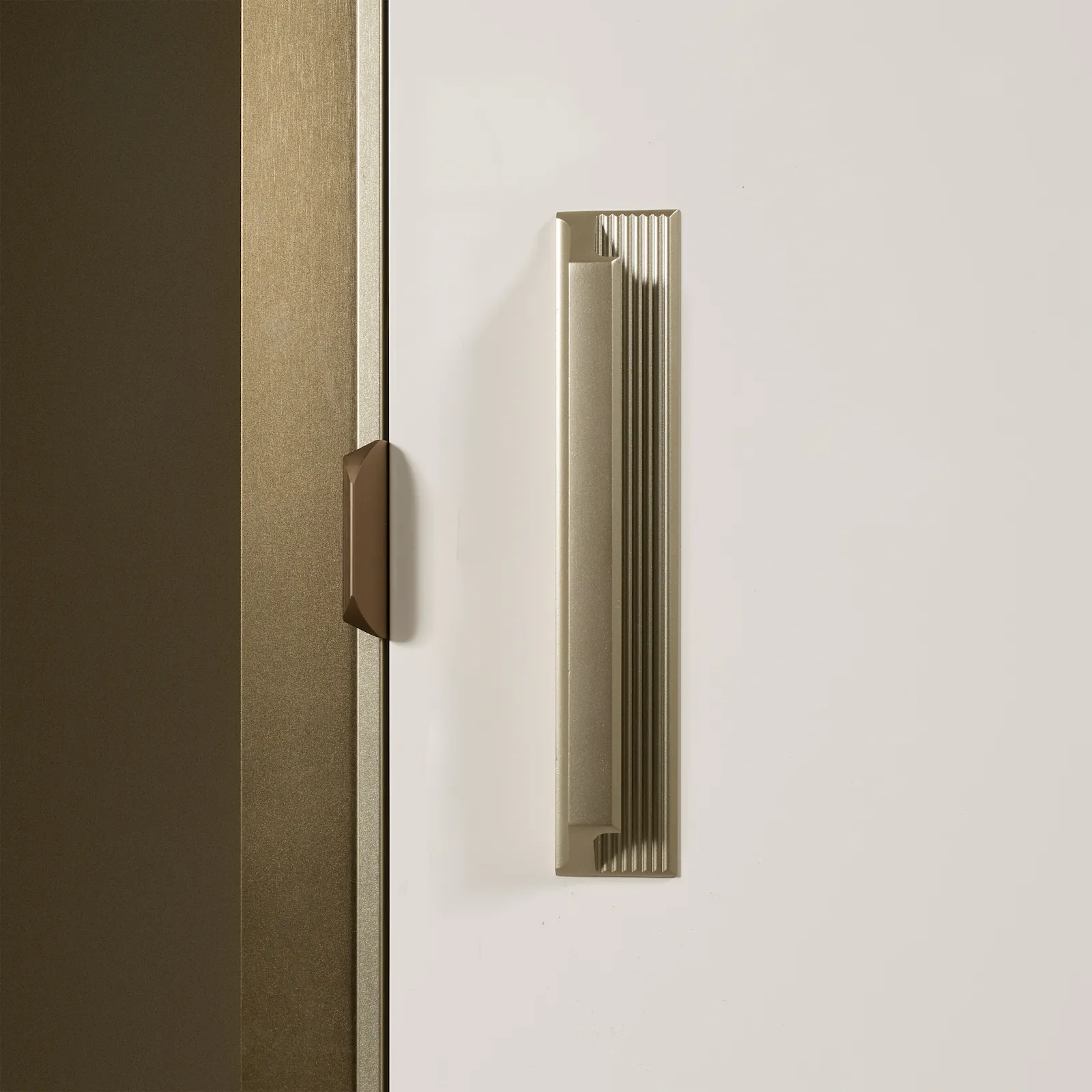 фото шкаф 6-ти дверный бордо