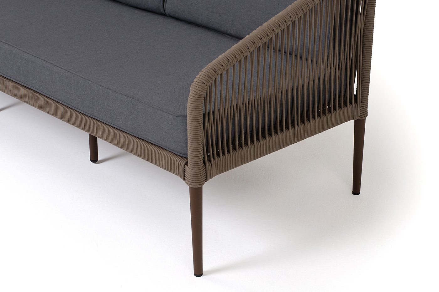 фото "канны" диван 3-местный плетеный из роупа, каркас алюминий темно-серый (ral7024) шагрень, роуп темно-серый круглый, ткань темно-серая 019