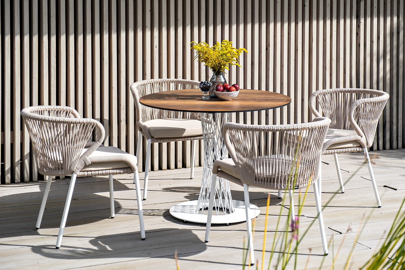 фото "диего" обеденный стол из hpl круглый ø100см, цвет "дуб", каркас белый