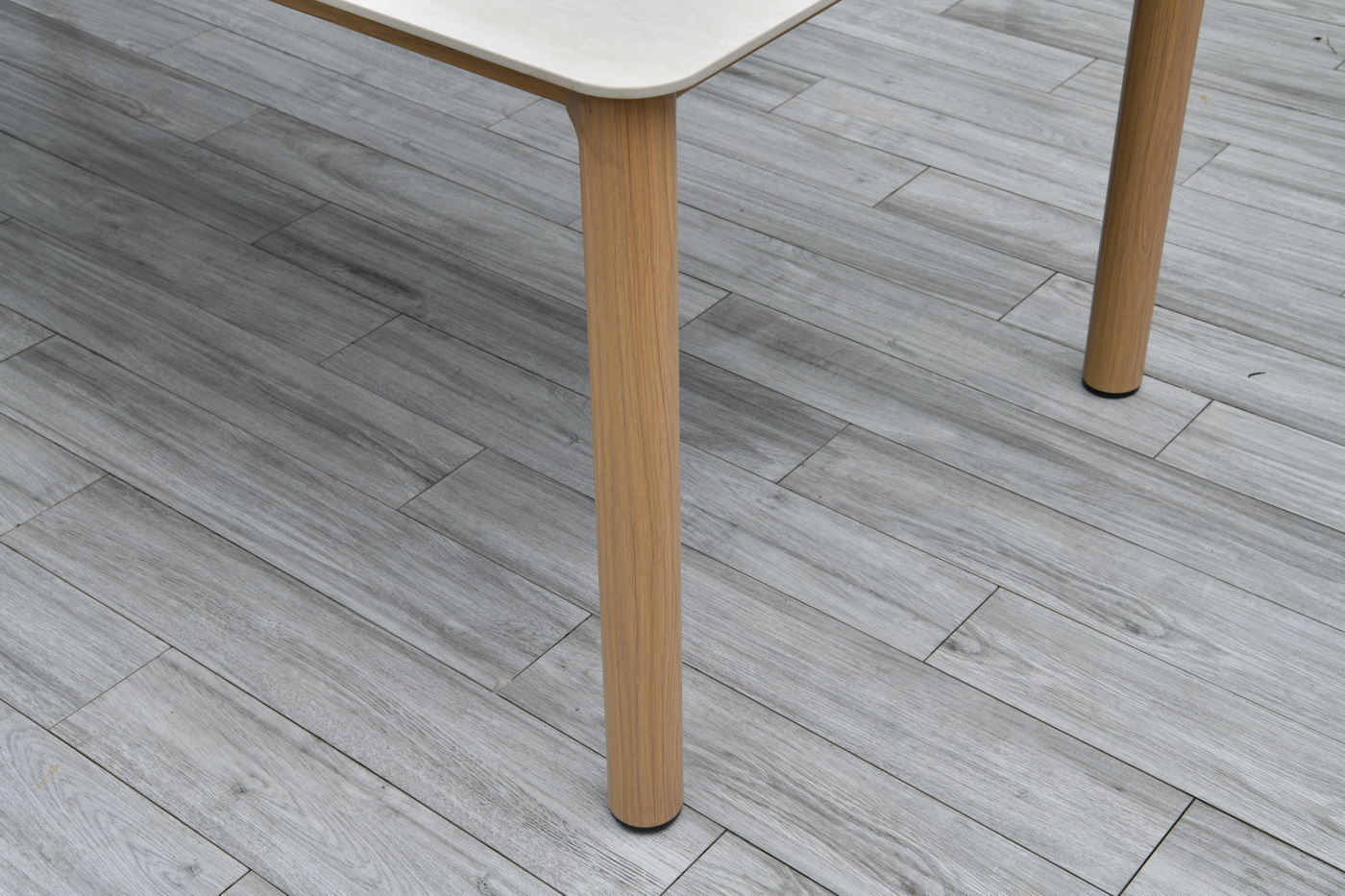 фото "кейптаун" стол обеденный из алюминия, столешница из искусственного камня