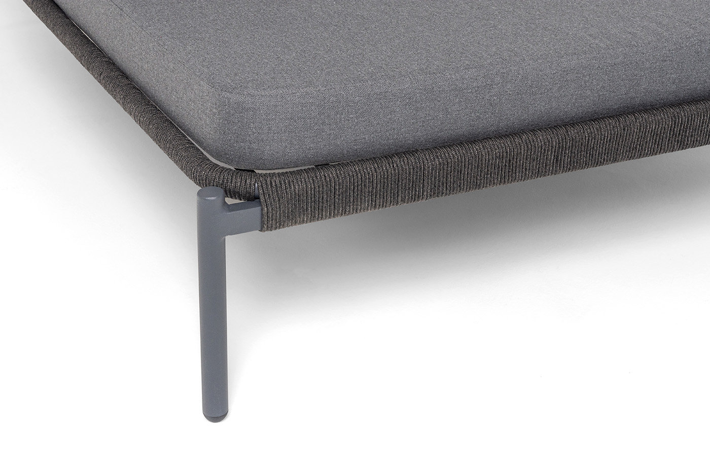 фото "позитано" лежак плетеный из роупа, каркас алюминий темно-серый (ral7024) муар, роуп темно-серый круглый, ткань темно-серая 027