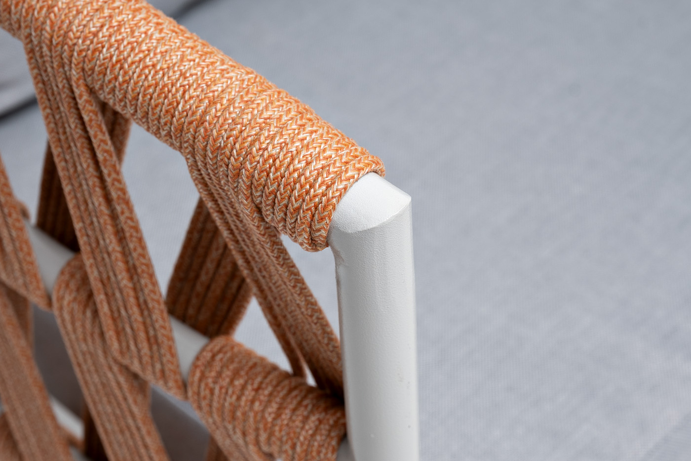 фото "диего" диван 2-местный плетеный из роупа, каркас алюминий светло-серый (ral7035) муар, роуп оранжевый меланж круглый, ткань светло-серая