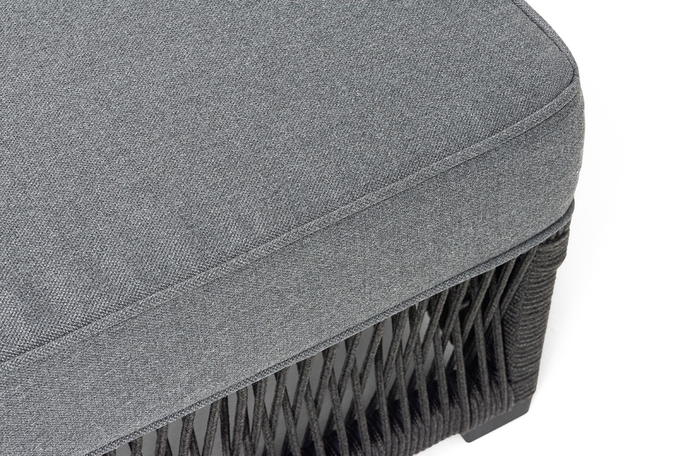 фото "ривьера" шезлонг плетеный из роупа, каркас алюминий темно-серый (ral7024) муар, роуп темно-серый круглый, ткань темно-серая 027