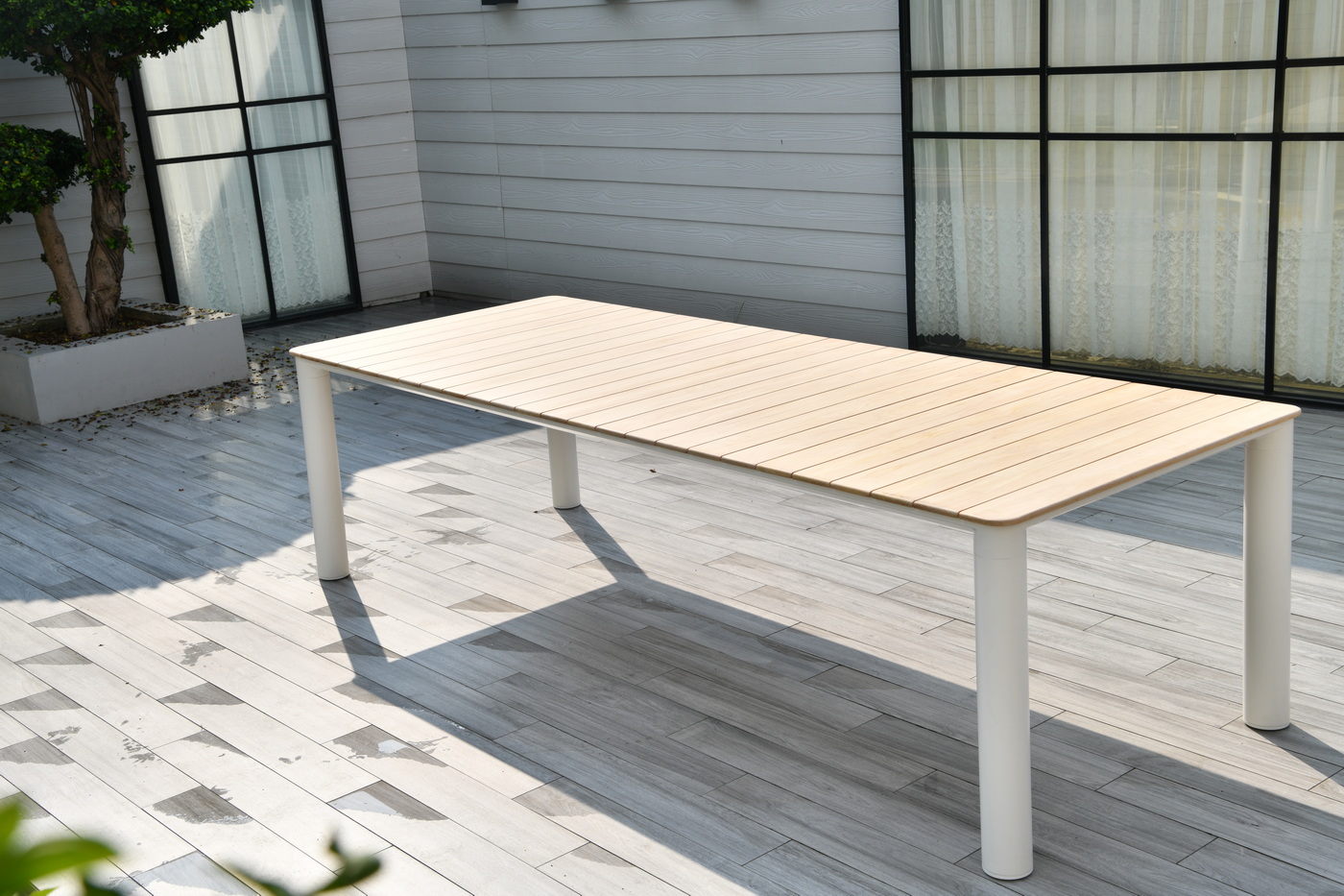 фото "прага" обеденный стол с тиковой столешницей и алюминиевым каркасом