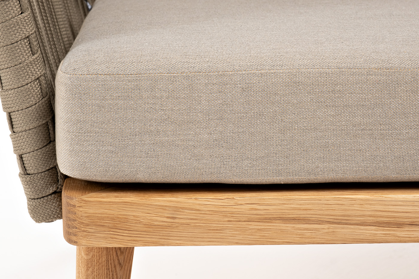 фото "мальорка" кресло плетеное из роупа, основание дуб, роуп серо-коричневый 23мм, ткань бежевая 15052