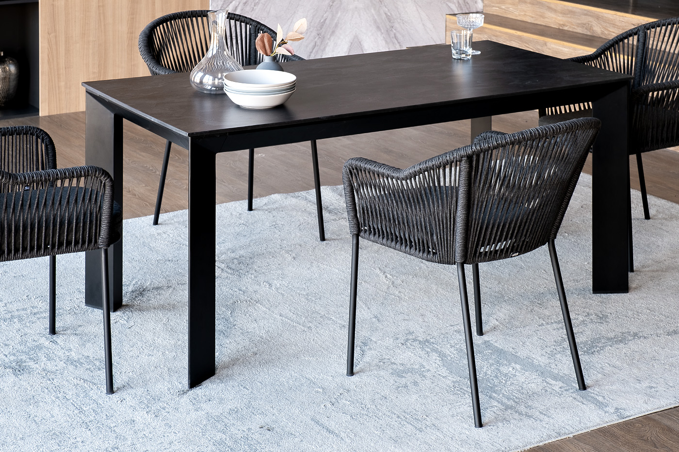 фото "венето" обеденная группа на 4 персоны со стульями "лион", каркас темно-серый, роуп темно-серый