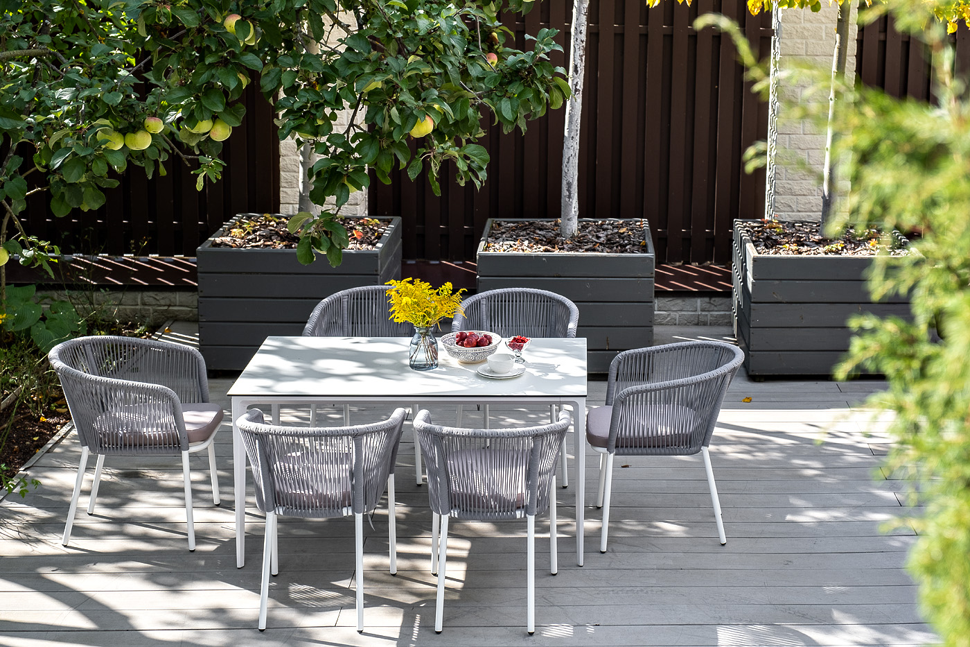 фото "малага" обеденная группа на 6 персон со стульями "марсель", каркас белый, роуп светло-серый