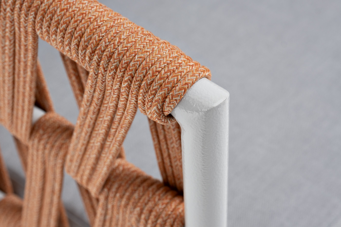 фото "диего" кресло плетеное из роупа, каркас алюминий светло-серый (ral7035) муар, роуп оранжевый меланж круглый, ткань светло-серая
