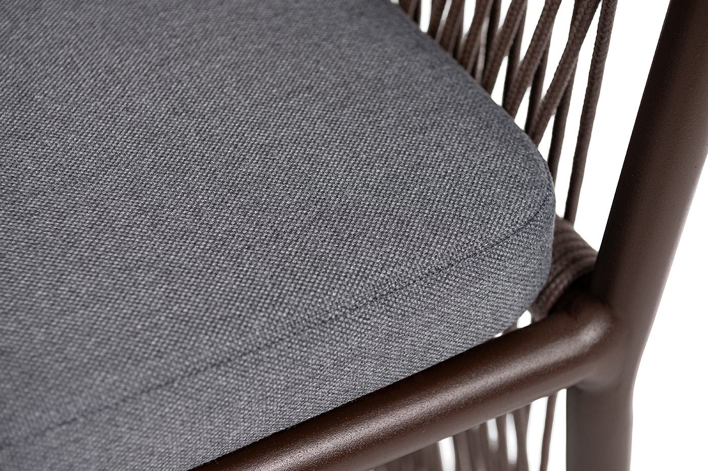 фото "романо" стул плетеный из роупа, каркас алюминий коричневый (ral8016) муар, роуп коричневый круглый, ткань темно-серая 027